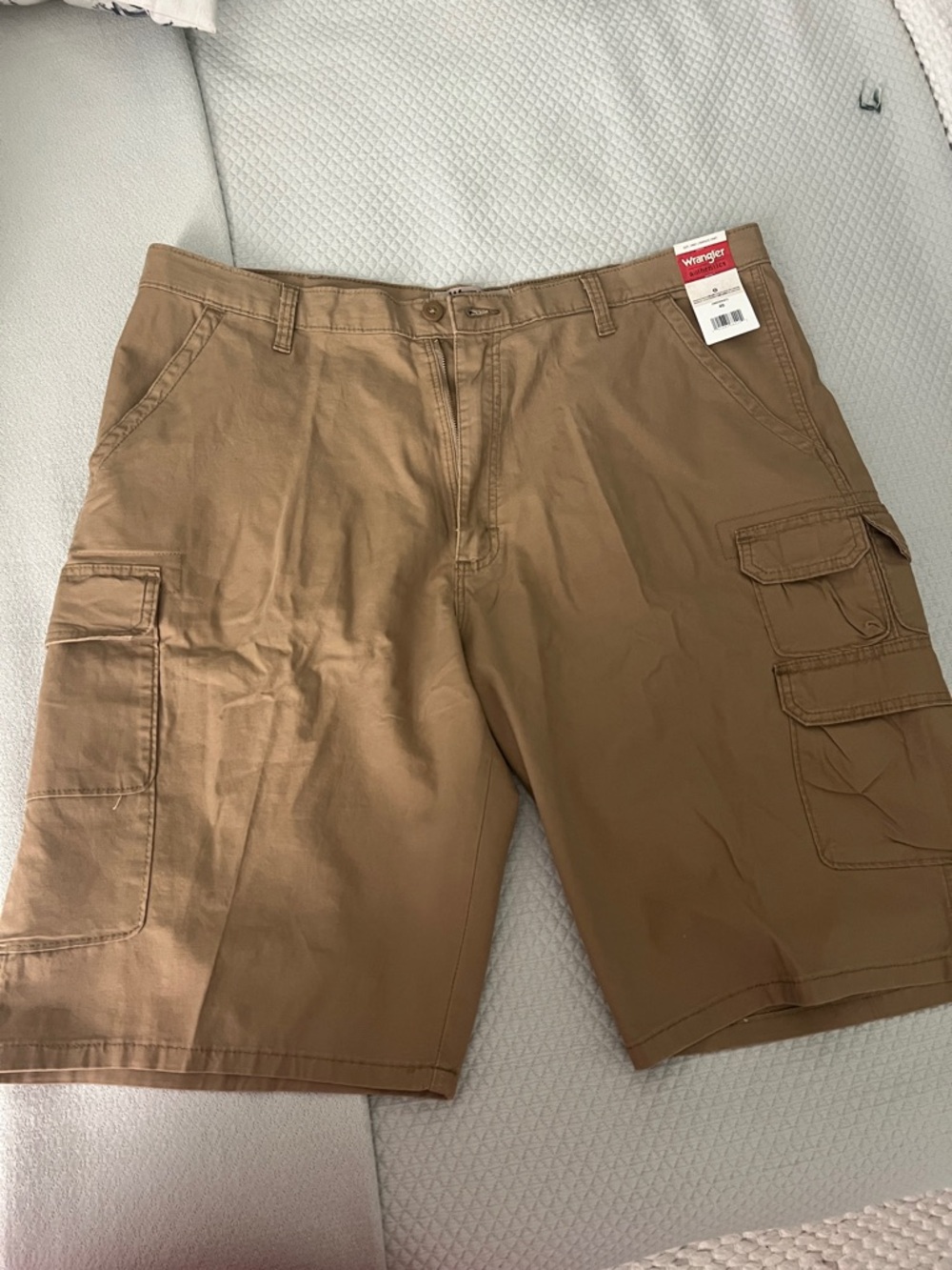 Wrangler Tan Cargo Shorts with Multiple Pockets Sz 40